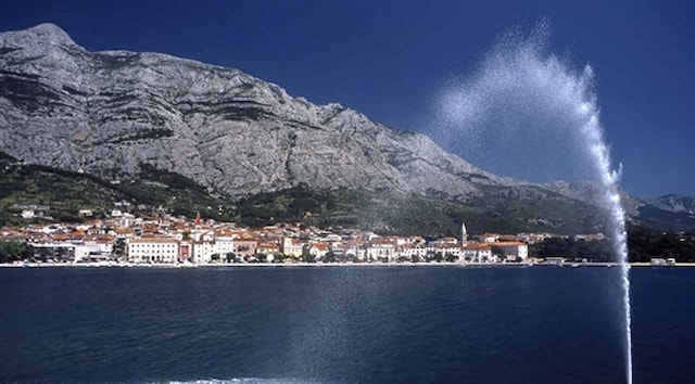 Springbrunnen im Meer, Hafen von Makarska